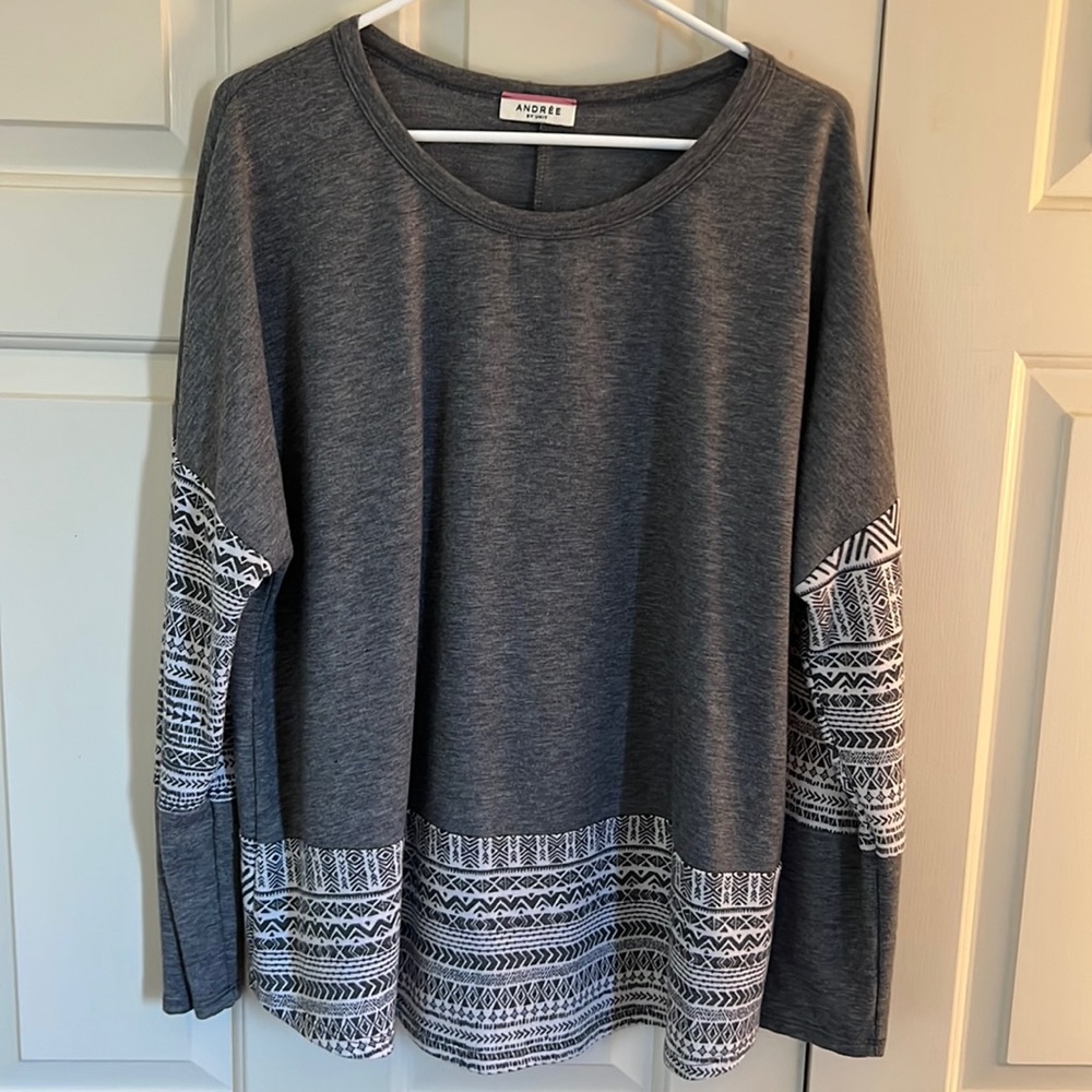 Grey and white print shirt. XL